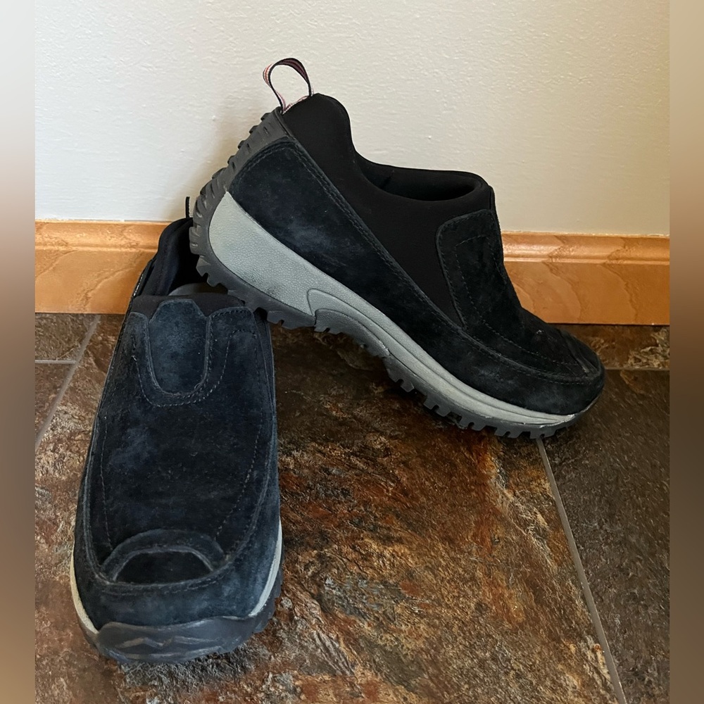 Women’s Merrell polar moc black waterproof performance slip on shoe. Size 7.5
